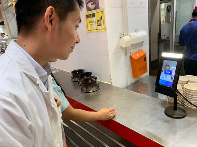 &ldquo;刷脸吃饭&rdquo;还能知晓菜品卡路里,上海这家人工智能餐厅厉害了!